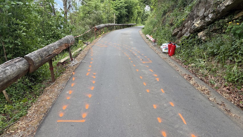 Auf dieser engen Bergstrasse durchstiess der Landwirtschaftliche Transporter die Holzleitplanke und stürzte in den Abgrund.