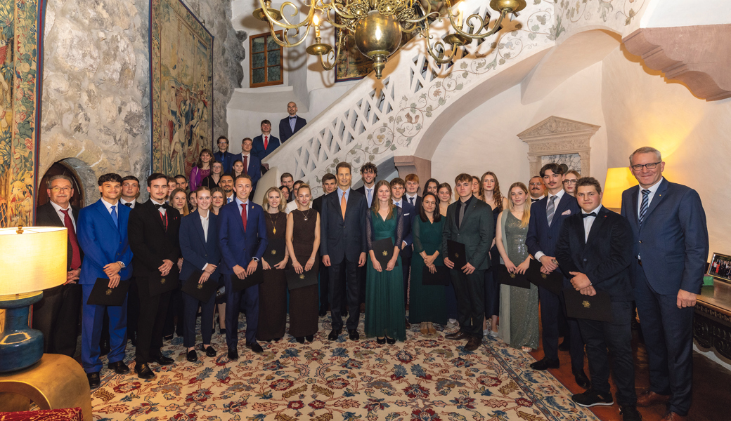 «Sie sind die Elite des Jahrgangs» – Eintrag ins Goldene Buch