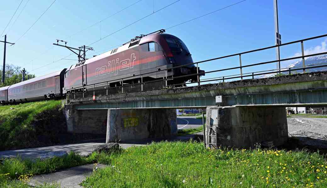 Die Eisenbahnbrücke über die Lagerstrasse wird im Sommer durch einen Neubau ersetzt.