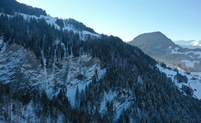 23-jähriger Skifahrer stürzt bei Vereinsausflug in Grüsch über Felswand ab und stirbt