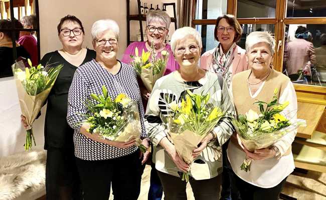 Sängerinnen für langjährige Mitgliedschaft geehrt