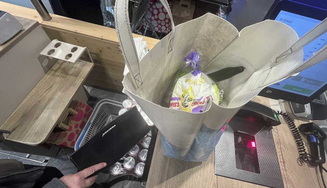 Die Handtasche war einen Moment unbeaufsichtigt, und schon griff die Diebin zu. 