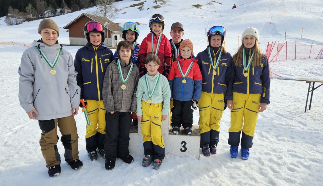 Die Kategoriensiegerinnen und Kategoriensieger des Grabser Schülerskirennens. 