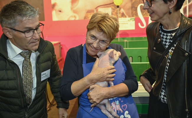 Endlich wieder Olma! Bundespräsidentin Viola Amherd eröffnet die 81. St.Galler Herbstmesse und herzt das Säuli