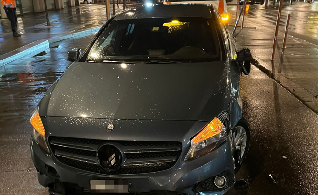 Automobilist fuhr in Widnau gegen zwei Metallpfosten