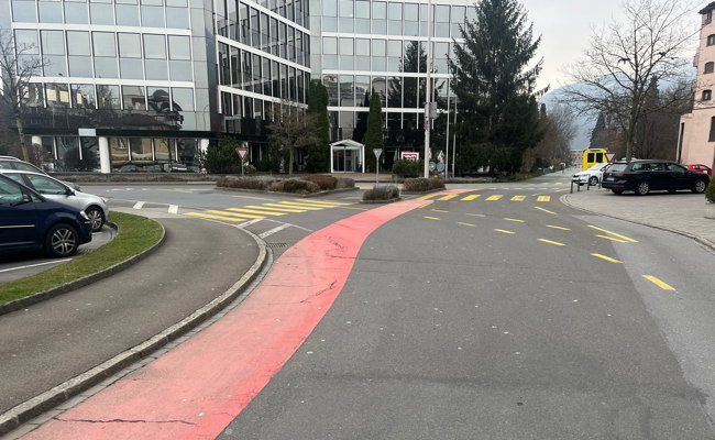 Von Auto angefahren: Fussgängerin unbestimmt verletzt