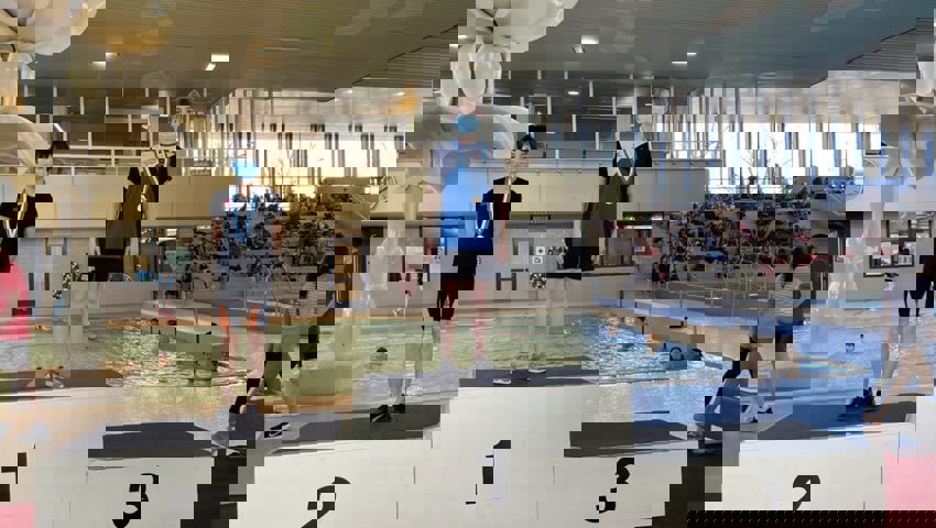  Zuoberst auf dem Podest: Lars Peppinghaus sichert sich den Altersklassensieg über 200 Meter Schmetterling. 