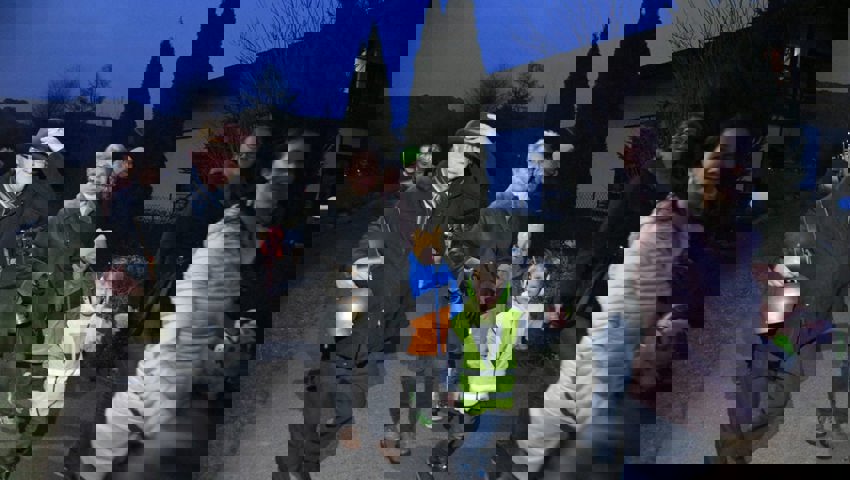  Erwachsene und Kinder verabschieden das alte Jahr.