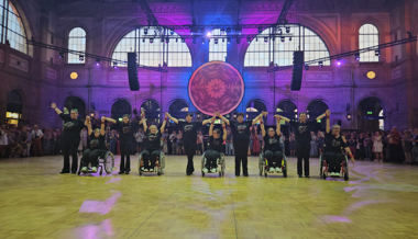 Rollstuhltanzgruppe glänzt beim Sommernachtsball