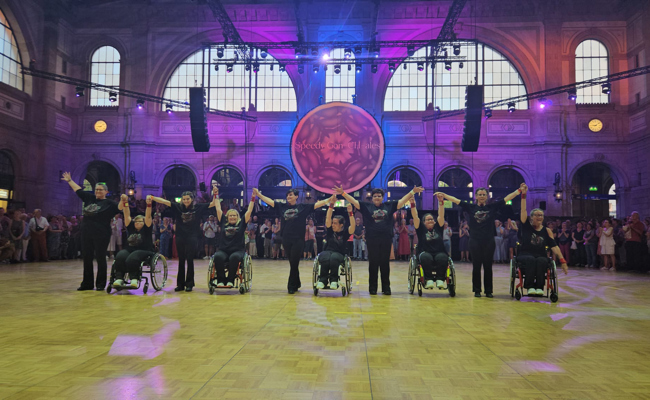 Rollstuhltanzgruppe glänzt beim Sommernachtsball