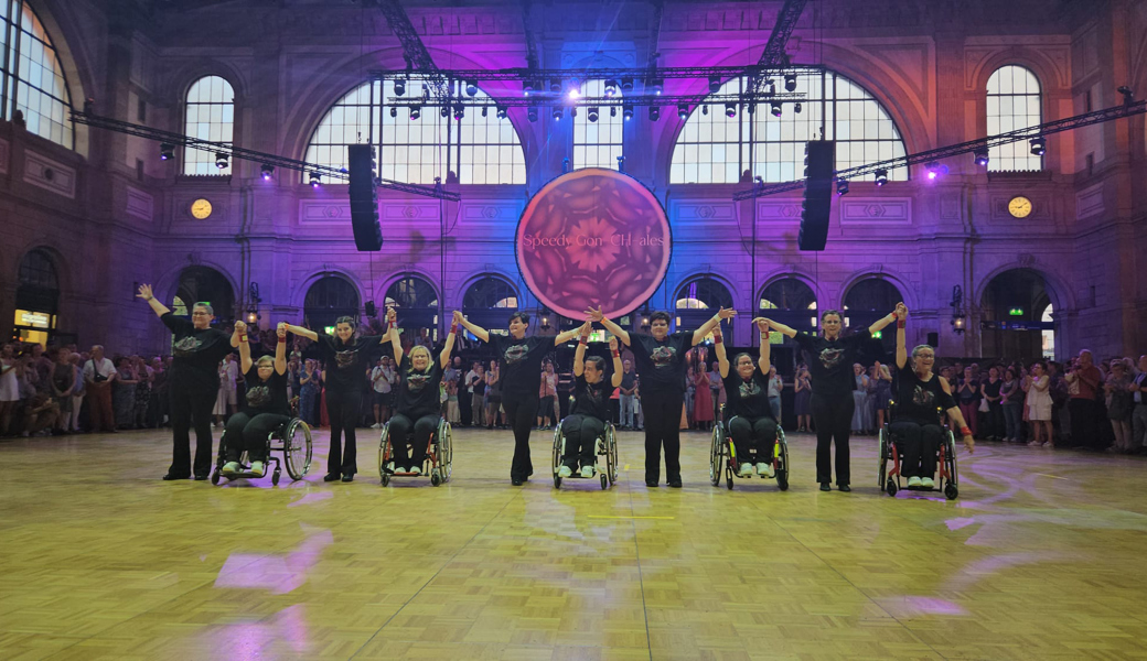 Rollstuhltanzgruppe glänzt beim Sommernachtsball