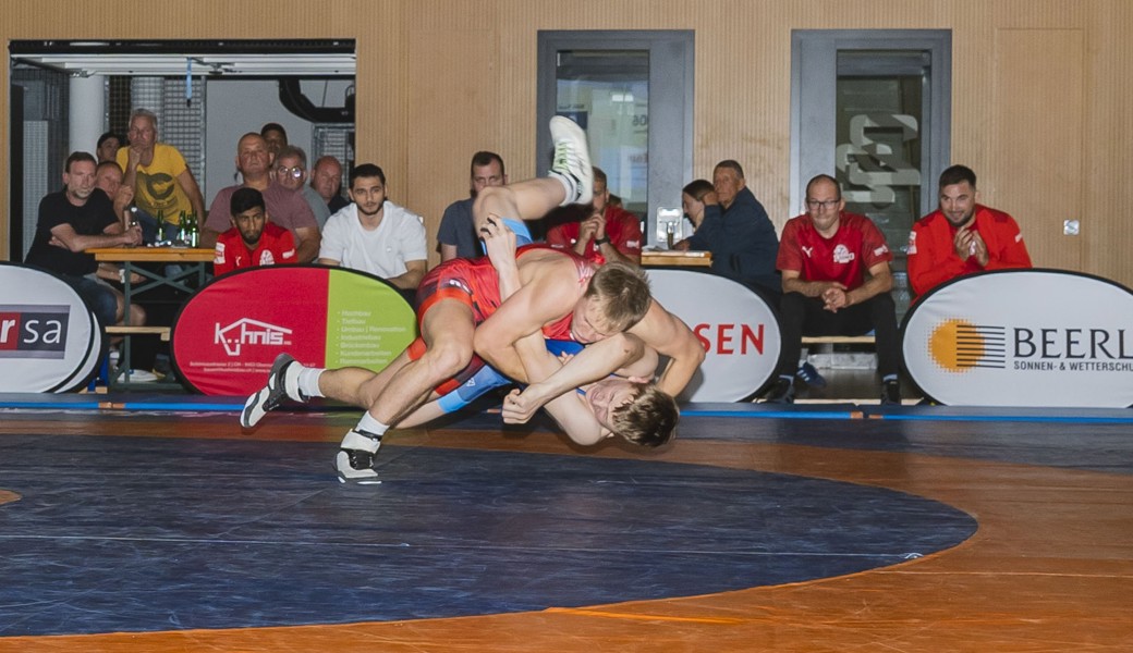 Janis Steiger (rot) sorgte für den ersten Sieg des Abends für den RCOG.