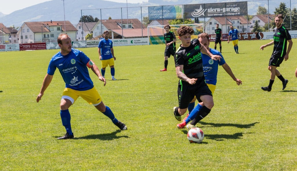  Kampf um jeden Ball bei grosser Hitze in der Partie FC Diepoldsau-Schmitter gegen den FC Buchs. 