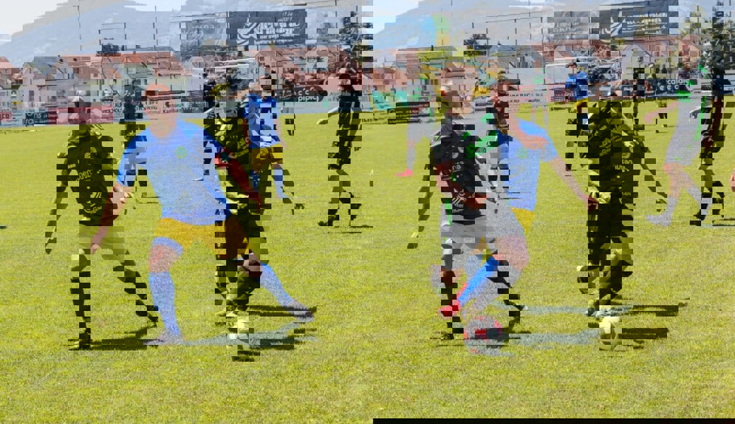  Kampf um jeden Ball bei grosser Hitze in der Partie FC Diepoldsau-Schmitter gegen den FC Buchs. 