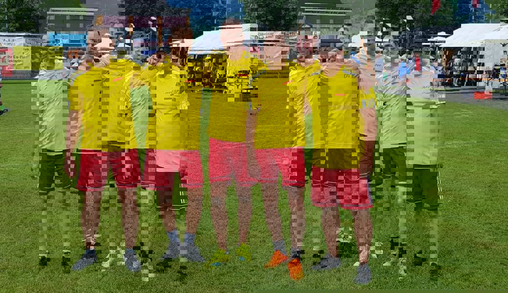 Stolz auf den zweiten Platz: Salez 1 mit Präsident Jürg Kugler und Sportlichem Leiter Paul Koch