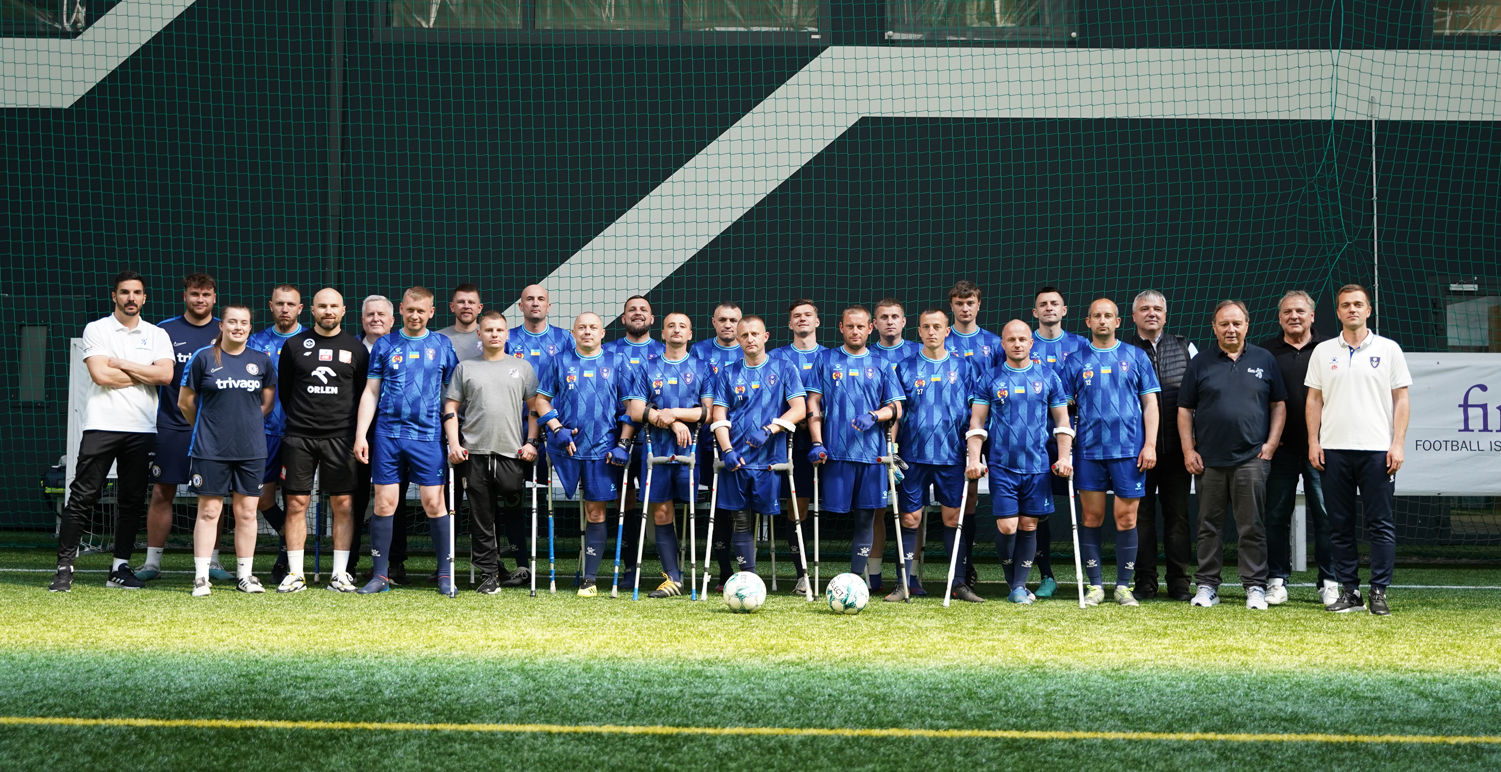 Mit Krücken auf dem Fussballfeld: Therapie für Kriegsversehrte