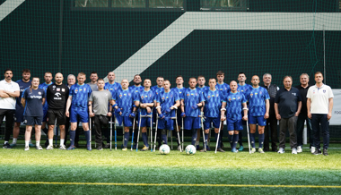 Mit Krücken auf dem Fussballfeld: Therapie für Kriegsversehrte