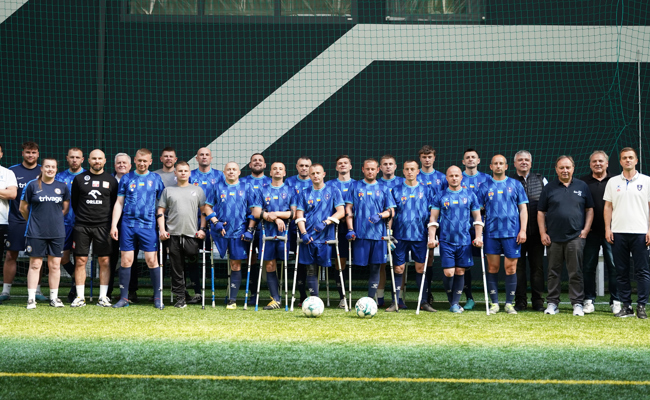 Mit Krücken auf dem Fussballfeld: Therapie für Kriegsversehrte