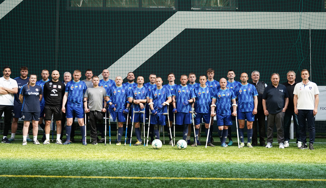 Gemeinsam als Team ans Ziel: 25 beinamputierte ehemalige Soldaten sollen mithilfe von Fussball wieder in die Gesellschaft eingegliedert werden. Gemeinsam als Team ans Ziel: 25 beinamputierte ehemalige Soldaten sollen mithilfe von Fussball wieder in die Gesellschaft eingegliedert werden.