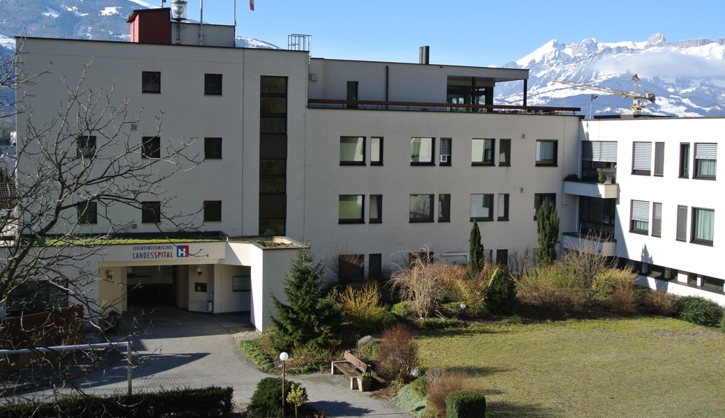 Das bestehende Spital in Vaduz: Die Politik nimmt einen weiteren Anlauf, um dies zu ersetzen.