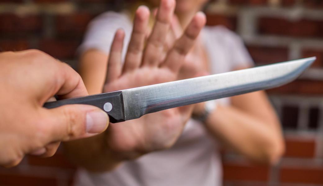 Unter anderem soll der Mann die Frau mit einem Messer bedroht haben.