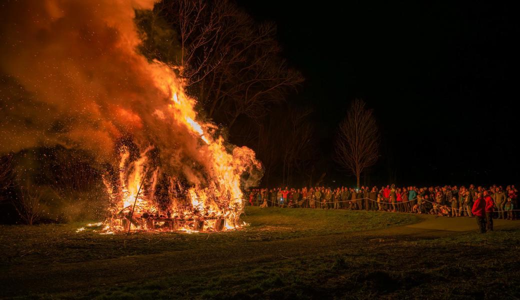 Grosses Feuer, grosses Publikum: Der Flaggala-Sunntig in Räfis-Burgerau war ein gelungener Anlass.