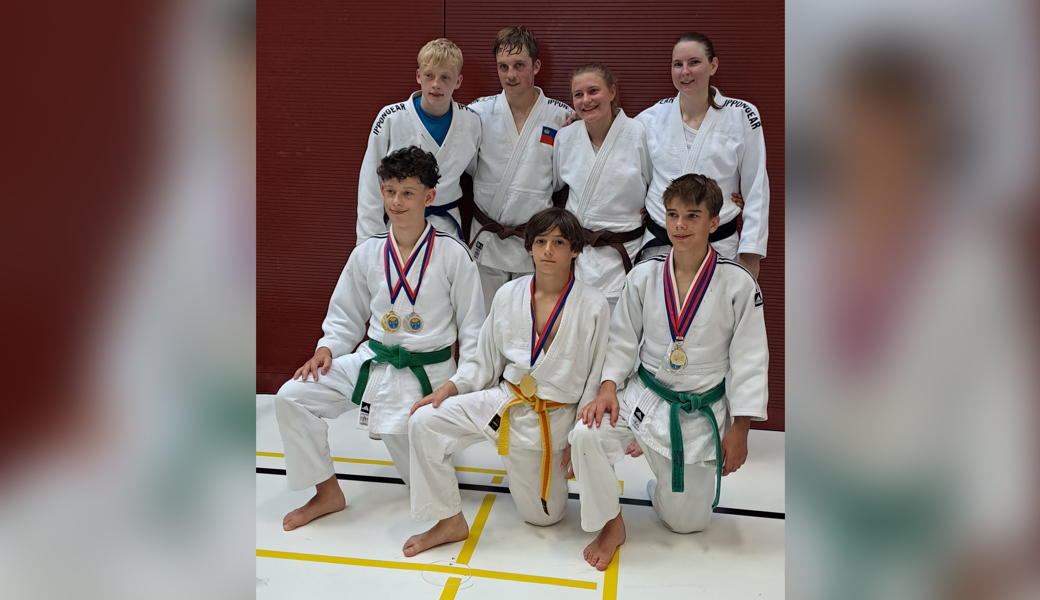 Die Buchser Judokas dürfen auf ihre Leistungen stolz sein, vorne: Luca Wüst, Massimo Kleger, Silvan Tischhauser; stehend: Gustav Kern, Fabian Tischhauser, Noémi White, Nicole Fuhrer (jeweils von links). Es fehlen hier die ebenfalls erfolgreichen Matthias Hobi und Oliver Gätzi.
