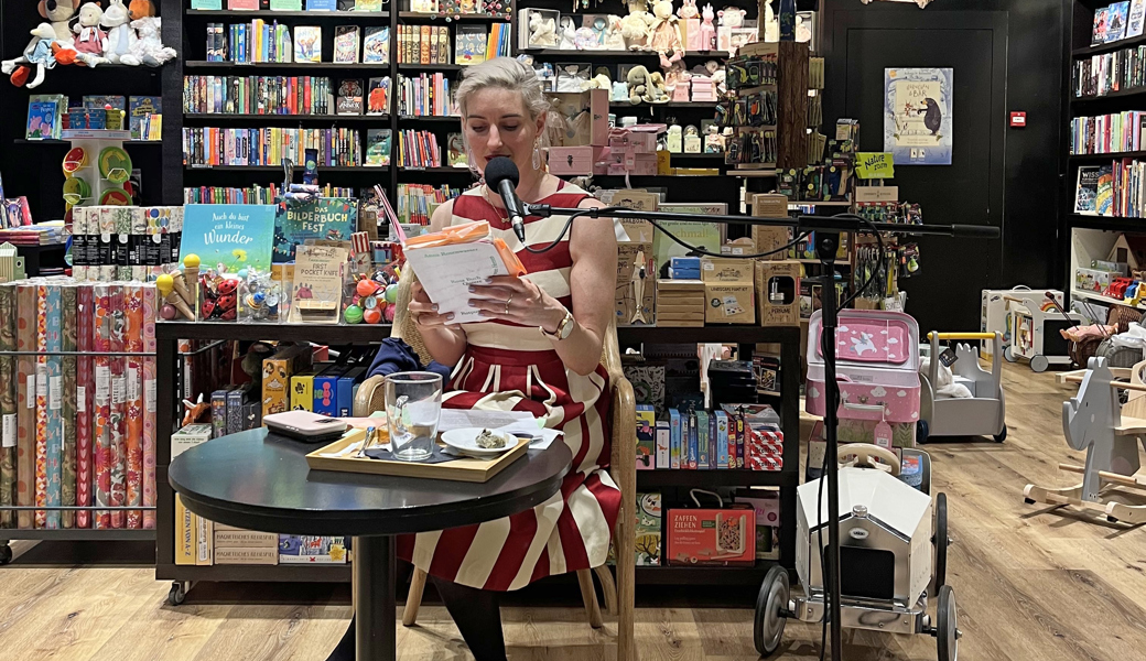 Anna Rosenwasser liest aus «Rosa Buch – queere Texte von Herzen»