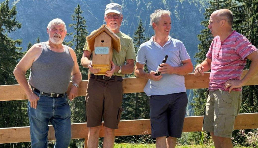 Fritz Kalberer überreichte dem Baubeauftragten und Kassier Walter Dütschler ein originelles Geschenk. Neben ihnen Alpmeister Martin Kalberer und Alpkommissionspräsident Felix Zäch (von links).