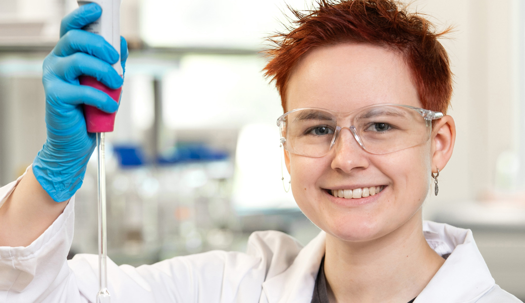 Farbstoff wird zur weiteren Verwendung im Labor pipettiert: Melody Deplazes hat Freude an ihrer Arbeit.