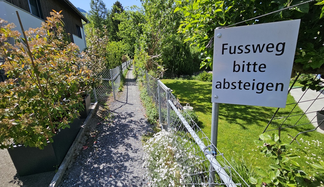 Eigentlich wären Velofahrer bereits jetzt aufgefordert, ihr Velo hier zu schieben. Dennoch wird offenbar «durchgebrätscht».