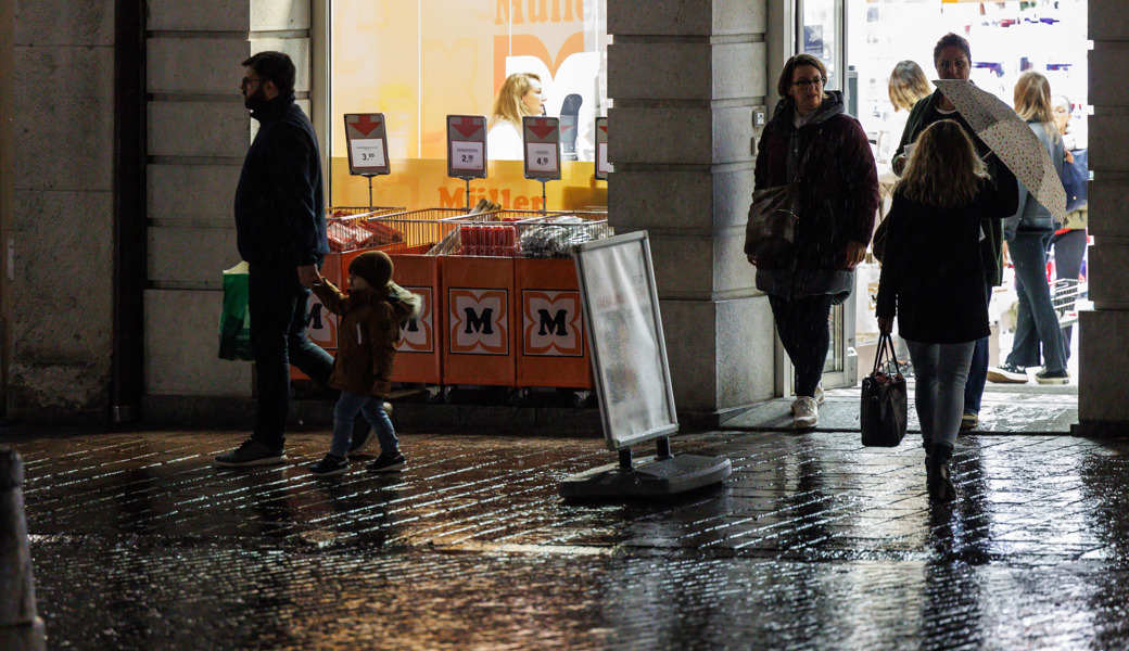 Geht es nach dem Kantonsrat, sollen Geschäfte künftig bis 22 Uhr offen haben dürfen.