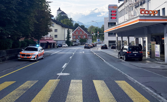 Velofahrer auf Fussgängerstreifen von Auto angefahren