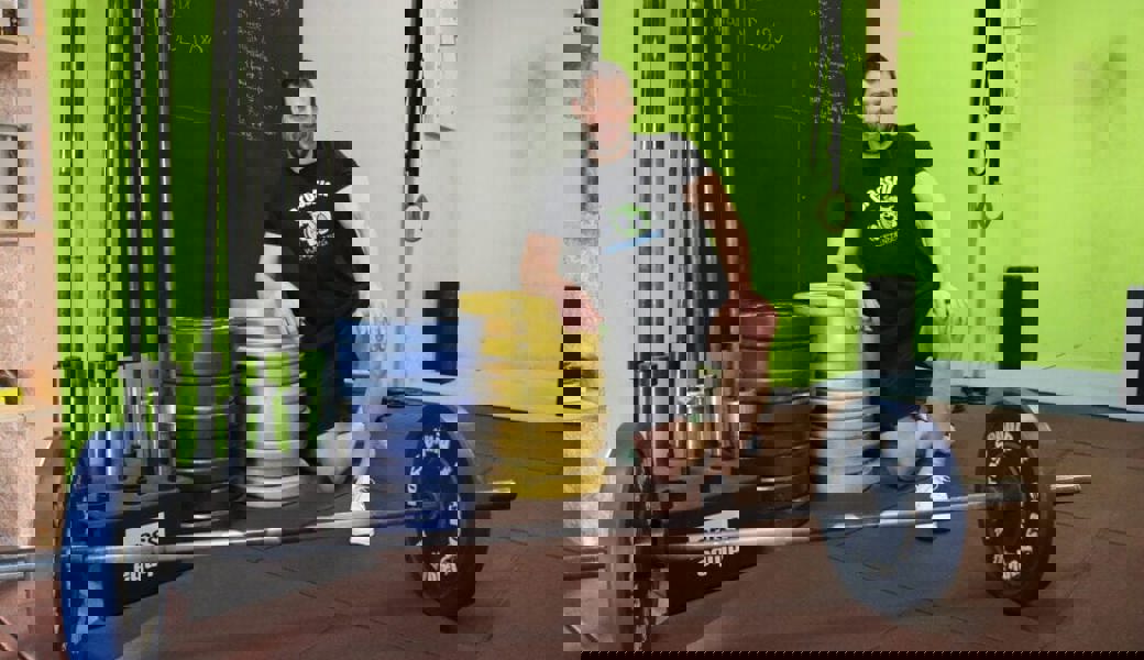  Tobas Zogg in seinem Element: Hanteln sind ein wichtiger Bestandteil eines Crossfit-Trainings oder eines -Wettkampfs. 