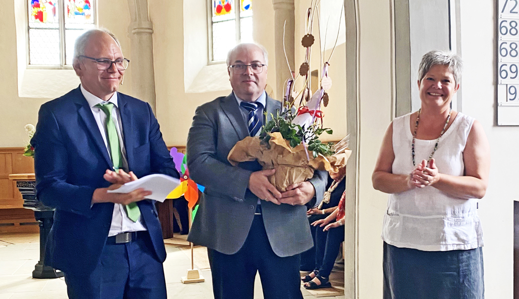 Kirchenvorsteherschaftspräsident Michael Berger, hier flankiert von Diakon Ruedi Eggenberger und Vizepräsidentin Esther Kobler, wurde mit gebührendem Applaus verabschiedet.
