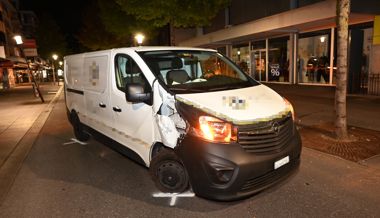 Führerschein weg: Lieferwagen fahrunfähig gegen Strassenlaterne gefahren