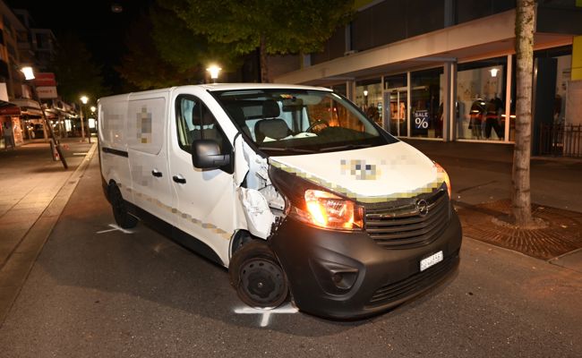 Führerschein weg: Lieferwagen fahrunfähig gegen Strassenlaterne gefahren