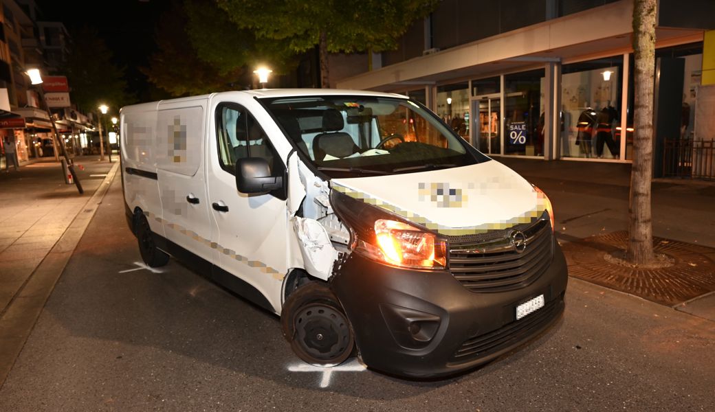 Der  Lieferwagen krachte gegen eine Strassenlaterne, blieb dann aber auf der Strasse stehen.