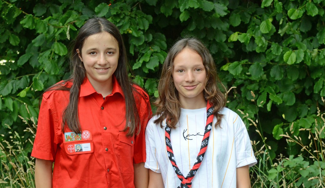 Cora «Suena» Eberli (links) und Loreen «Befana» Gundling im Tenue, das sie in Südkorea tragen werden: Pfadihemd und «Krawatte». Auf dem Bild fehlt Lara «Aimara» Eberli.