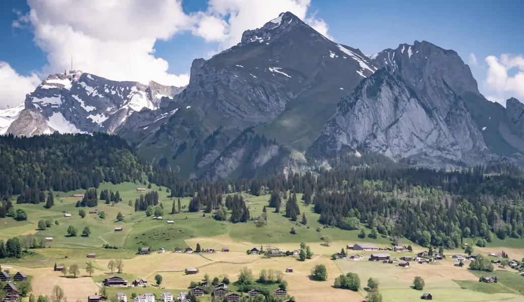 Der Kletterunfall passierte an der Wildhauser Schofbergwand, die rechts im Bild gut als grosses, felsiges Dreieck erkennbar ist. Links hinten der Säntis, der Gipfel in der Bildmitte ist der Schofberg. 