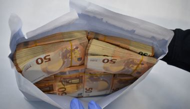Zöllner erwischen Mann mit haufenweise Geld im Rucksack