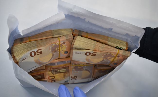 Zöllner erwischen Mann mit haufenweise Geld im Rucksack