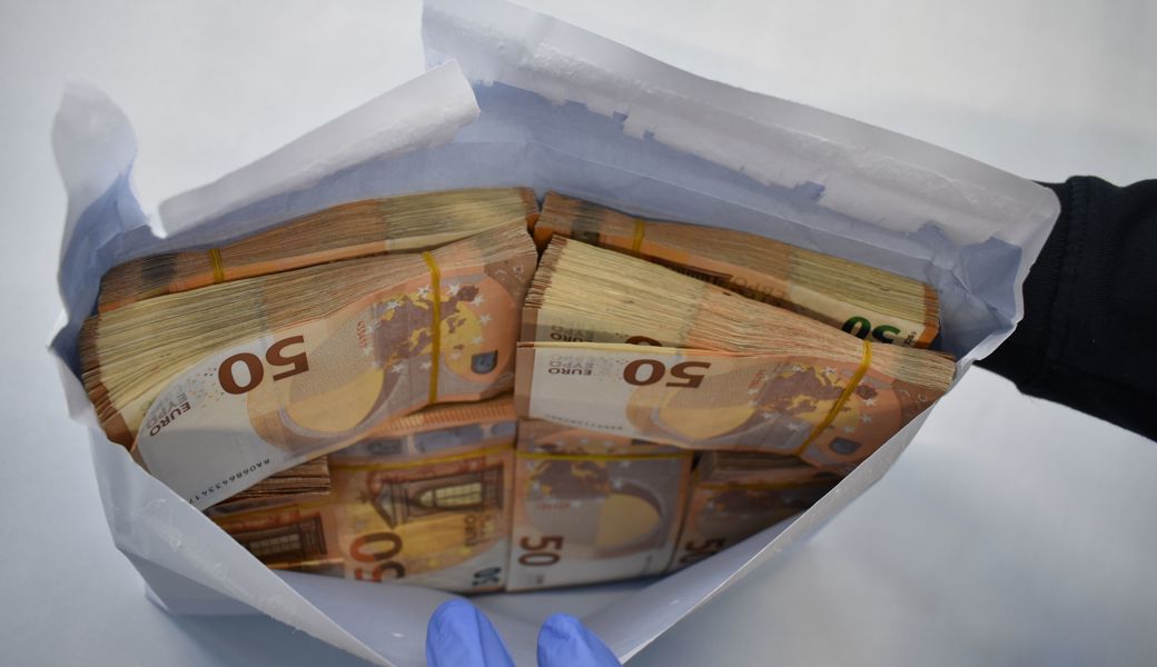Zöllner erwischen Mann mit haufenweise Geld im Rucksack