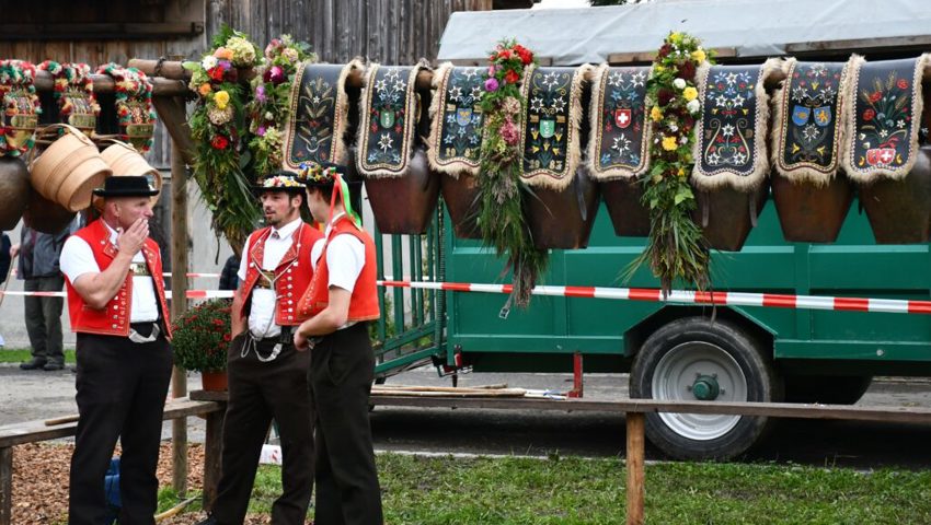  Fachsimpeln in Tracht, auch dafür blieb Zeit bei der Viehschau.