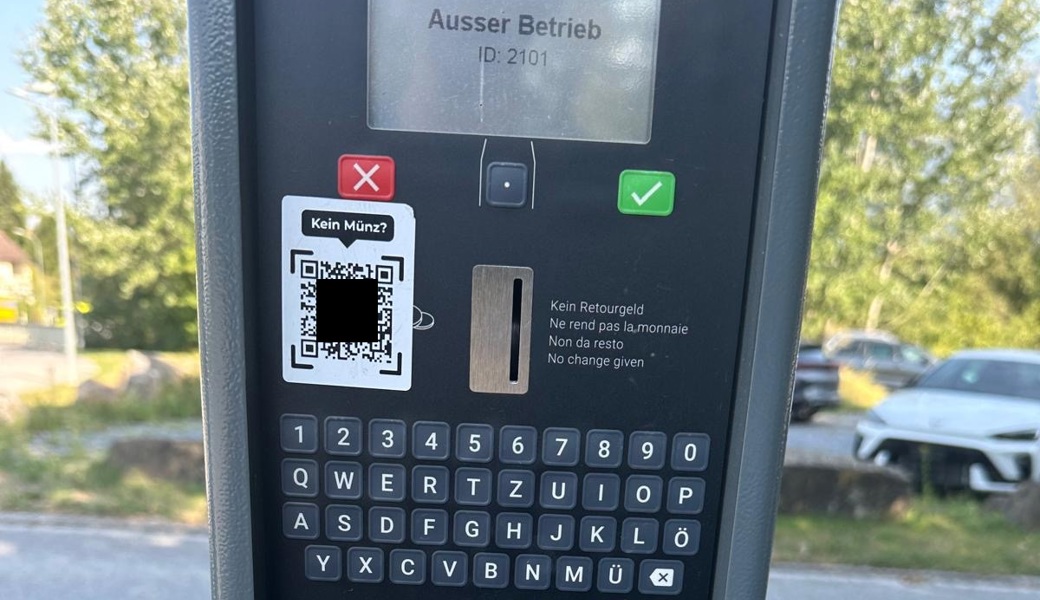 In einem aktuellen Fall haben Betrüger offizielle Codes mit manipulierten Aufklebern überklebt.