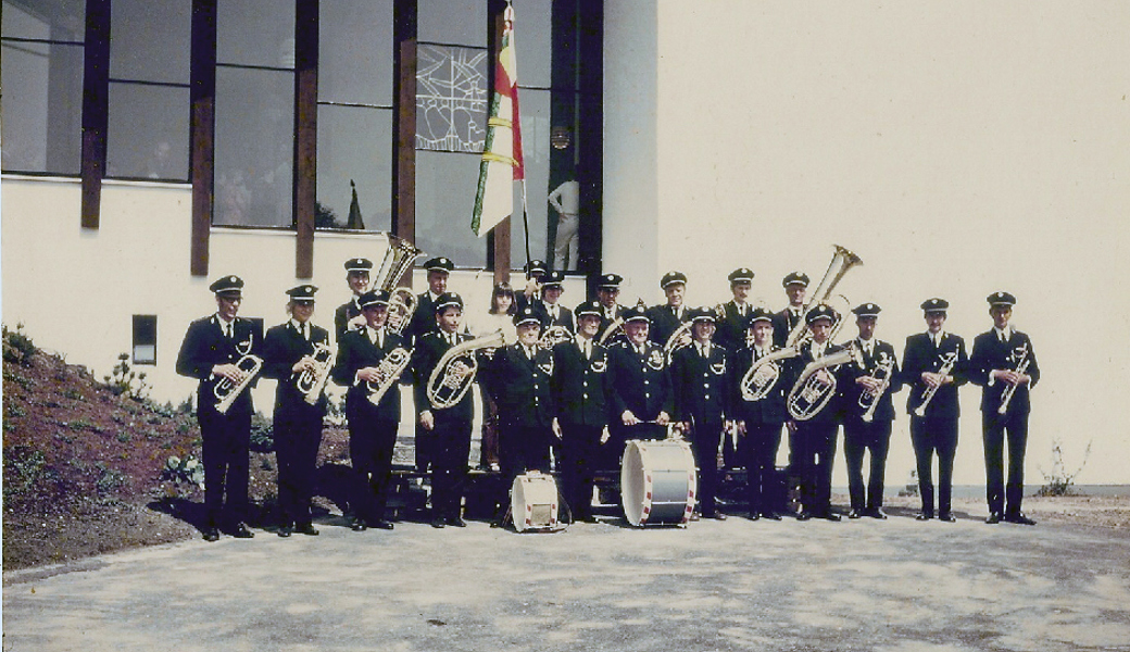  Die Musikgesellschaft Sennwald 1972 mit der neuen Vereinsfahne. 