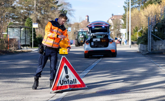 Fussgängerin angefahren: Polizei sucht Zeugen und einen unbekannten Velofahrer