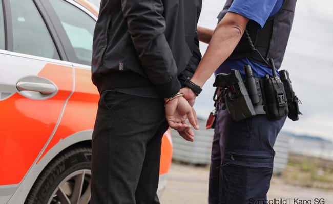 Auf frischer Tat ertappt: Polizei nimmt zwei Diebe mitten im Tag fest