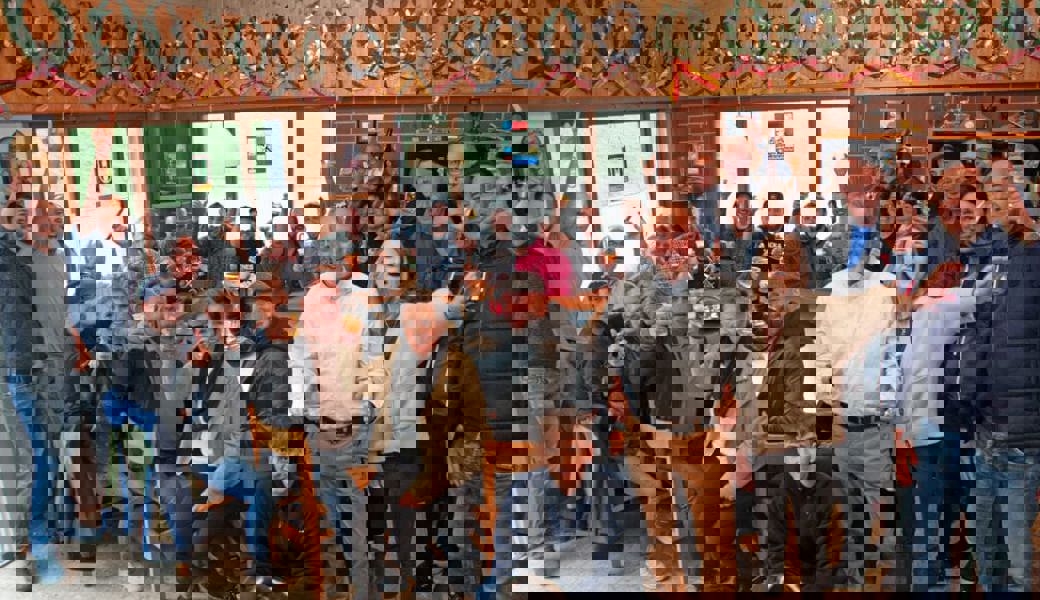  25. September: Rolf Pfeiffer (stehend mit weissem Hemd) wird zum neuen Stadtpräsidenten von Buchs gewählt. Die Wahlfeier findet im Vereinshaus der Pontoniere statt. 