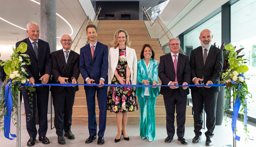 Mit einem feierlichen Akt eröffnen Erbprinz Alois von Liechtenstein (3. von links), Erbprinzessin Sophie (4. von links) sowie Vertreter von Unternehmerfamilie und Verwaltungsrat sowie CEO Markus Heinz (rechts) das Gebäude von Ivoclar.